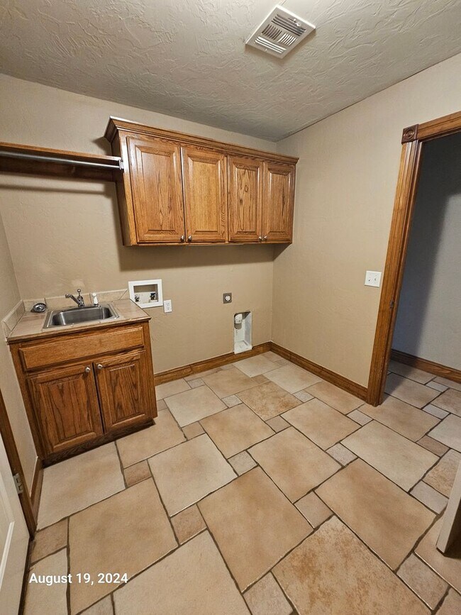 Building Photo - 3 (Bed)/2.5 (Bath) w/ Storm Shelter and Po...