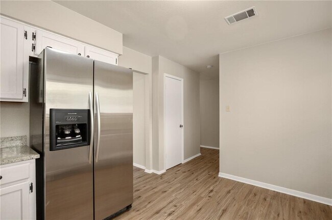 Building Photo - 9402 Marsh Dr