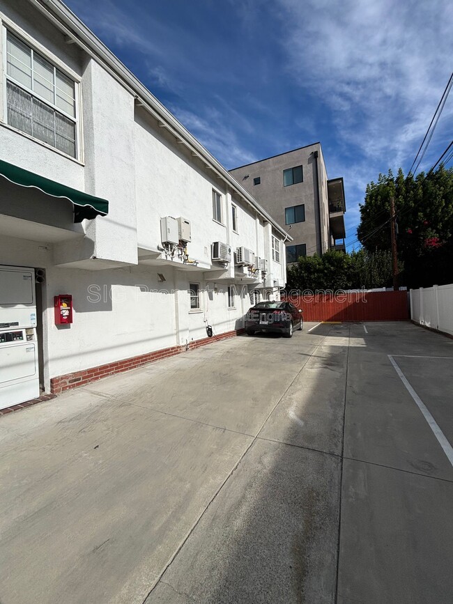 Building Photo - 10818 Blix St
