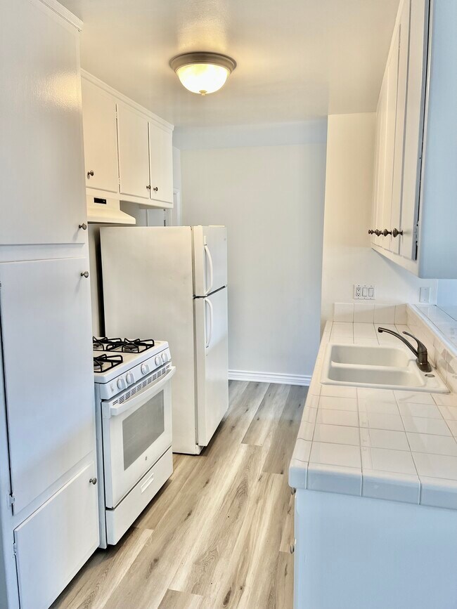 Kitchen - 1236 Manhattan Beach Blvd