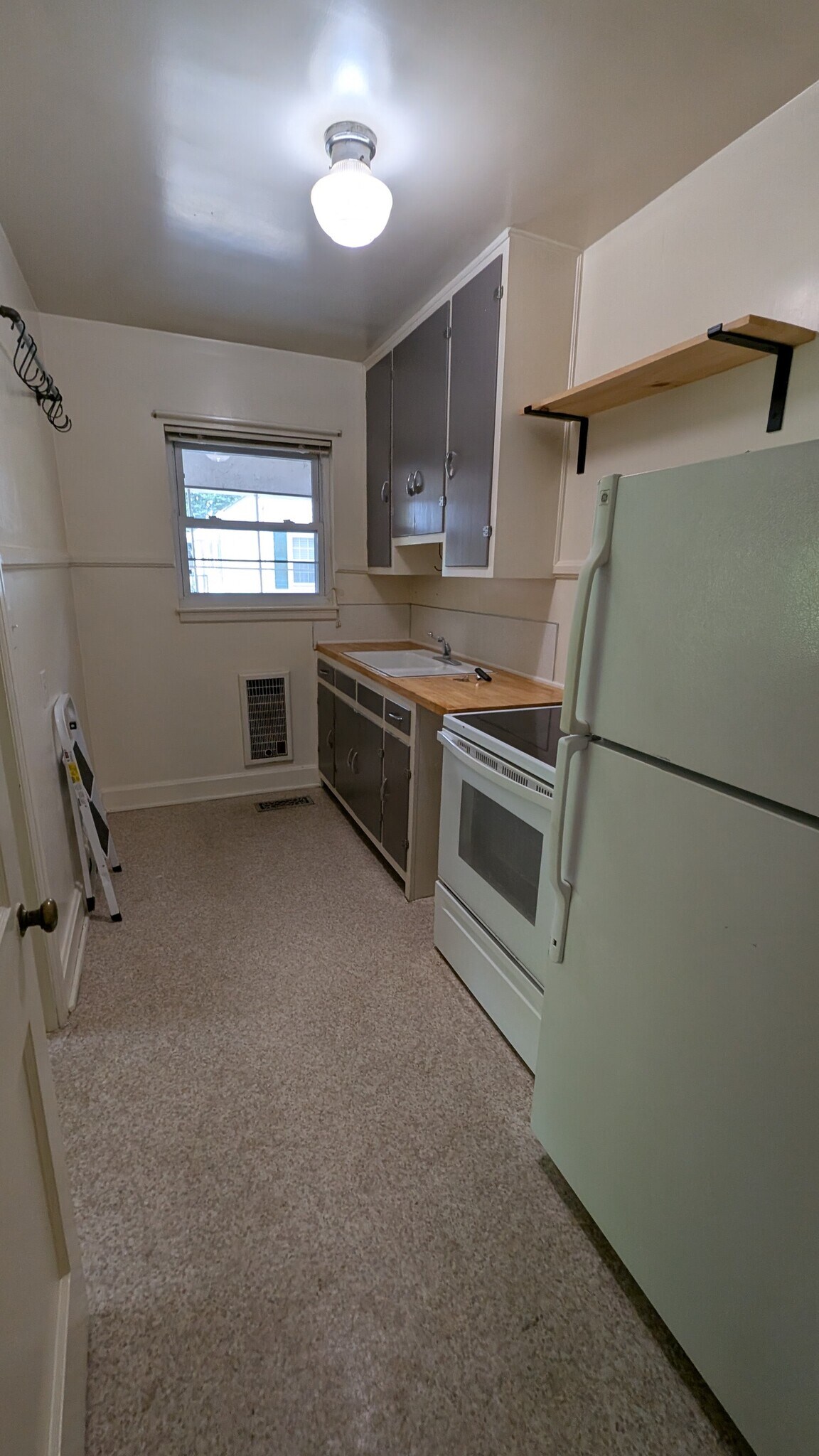 Kitchen - 104 S Germantown Rd