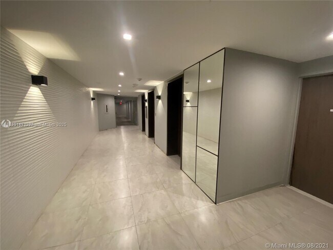 Building Photo - 2555 Collins Ave