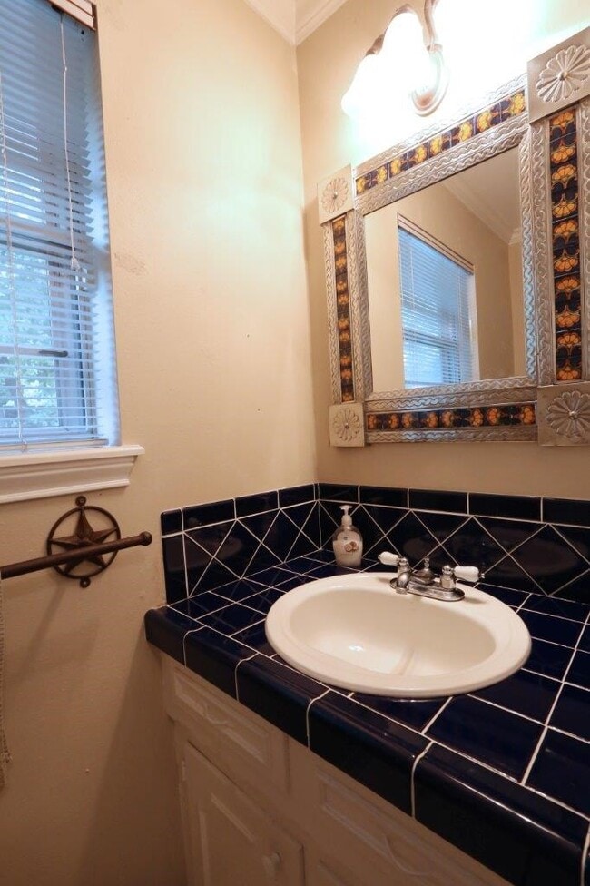 Building Photo - 1070 Curtin St