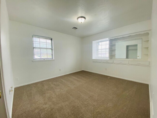 Building Photo - 3 Bed 1 Bath home for rent in NW OKC!