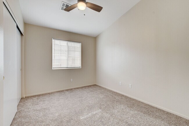 Building Photo - 1302 Dusty Creek St