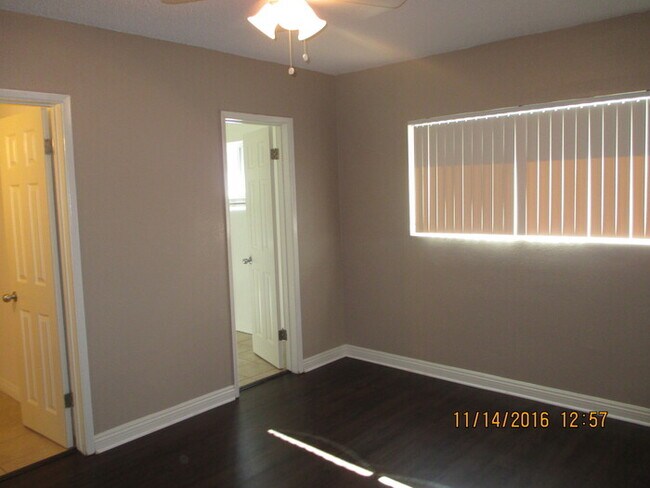 Building Photo - 2114 S Mallul Dr