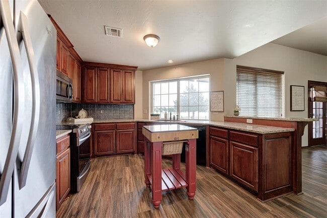 Building Photo - 1920 Fairway Dr