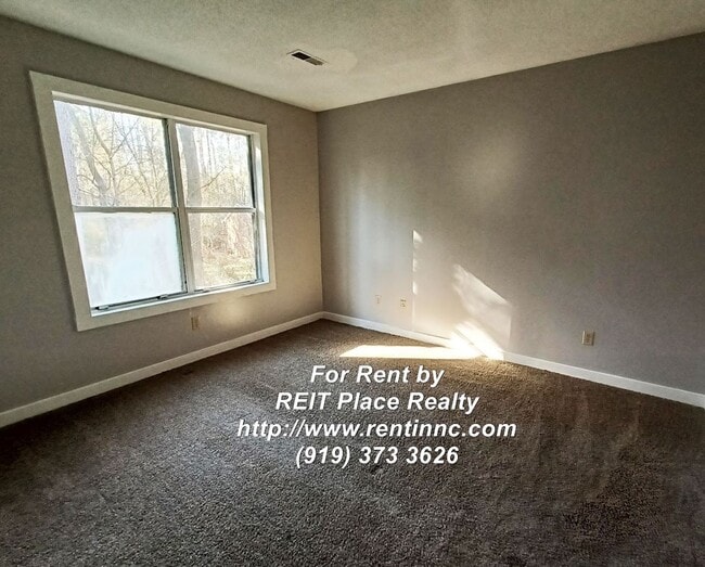 Building Photo - 3 Bed 2 Bath w/ Master Bed downstairs near Crossroads Plaza, REI
