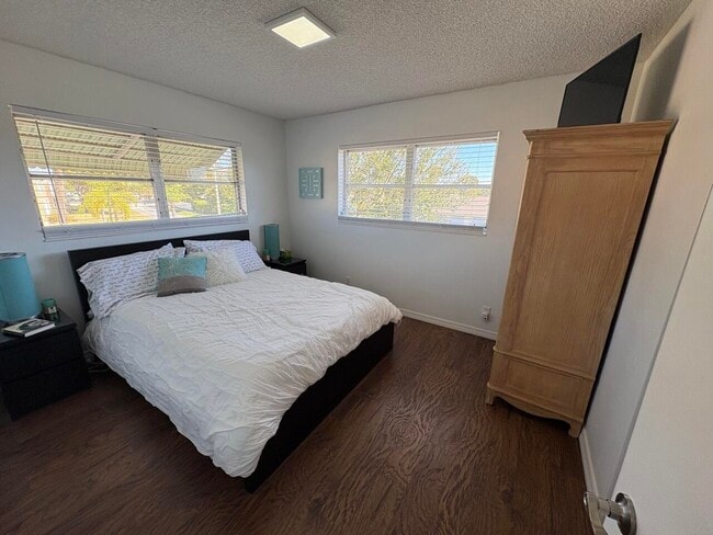 Building Photo - 2161 NE 1st Ct