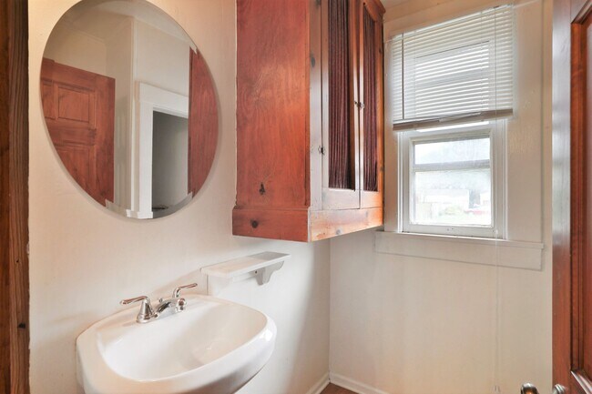 Building Photo - Large 5 Bedroom North Campus Townhouse - 1st house from High Street