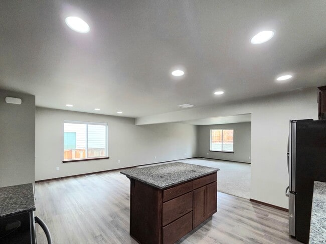 Building Photo - 3-Bed, 2.5-Bath Townhome w/ 2-Car Garage! *Eastmont School District*