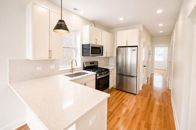 Building Photo - 3136 N Ridgeway Ave