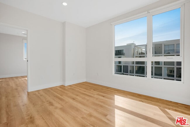 Building Photo - 5813 Lexington Ave