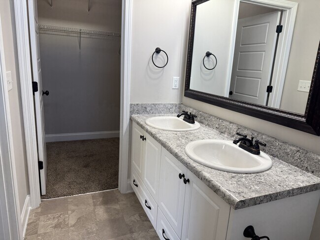 Building Photo - 600 Trellis Square