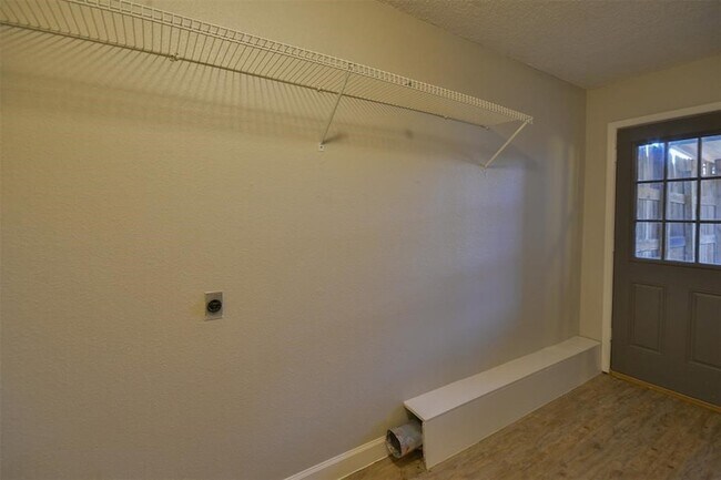 Building Photo - 1326 Town Cir