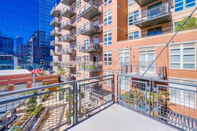 Building Photo - 877 Island Ave