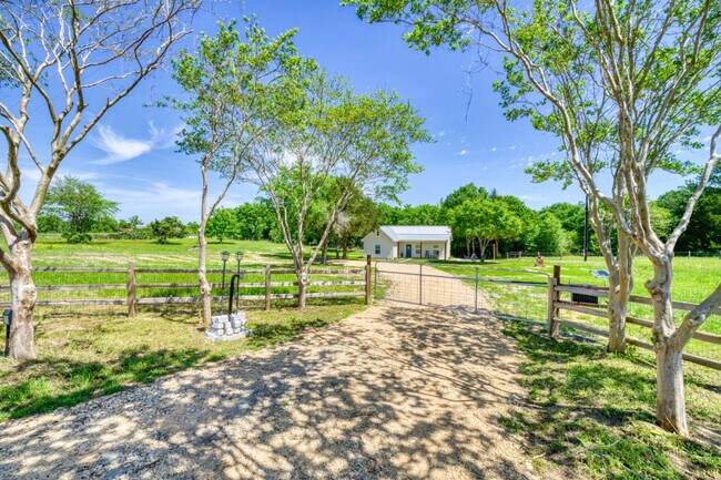 Building Photo - 8300 Lone Star Rd