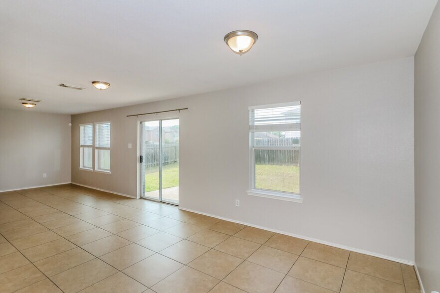 Building Photo - 5006 Roth Forest Ln