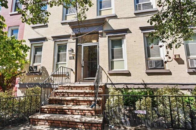 Primary Photo - 1016 Willow Ave