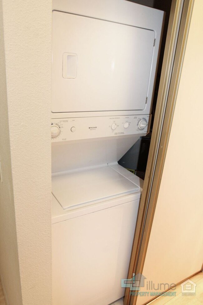 Building Photo - Condo Near OHSU with Huge Deck, Stunning Views and Parking