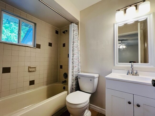 Building Photo - 2 Bedroom UCF Duplex