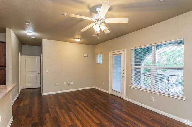 1BR, 1BA - 715SF Living Room - The Park at Sutton Oaks