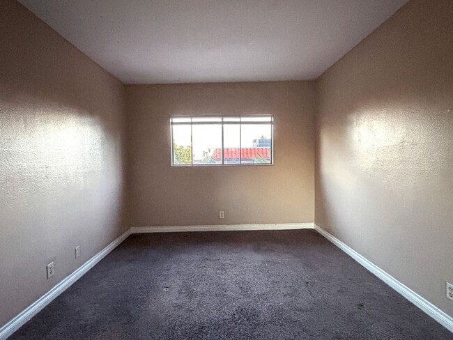 Building Photo - 2 Bedroom / 2 bath townhouse with 1 car garage