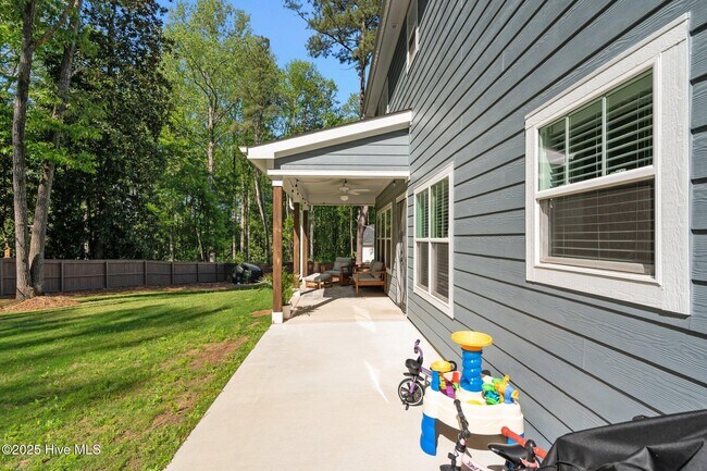 Building Photo - 594 E L Ives Dr