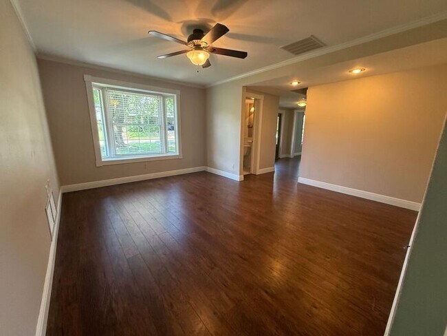 Building Photo - Gulf Breeze - Proper - 5 bedroom, 3.5 bathroom with pool and lawn care included