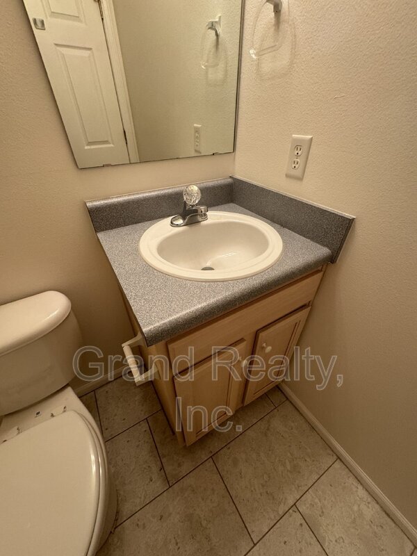 Building Photo - 1015 Peakview Dr