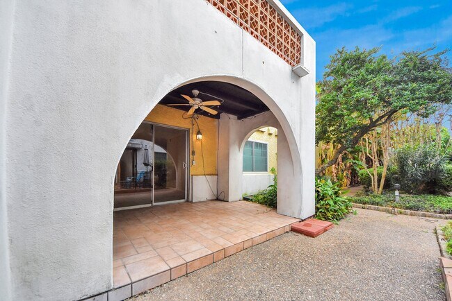 Building Photo - 2744 Briarhurst Dr