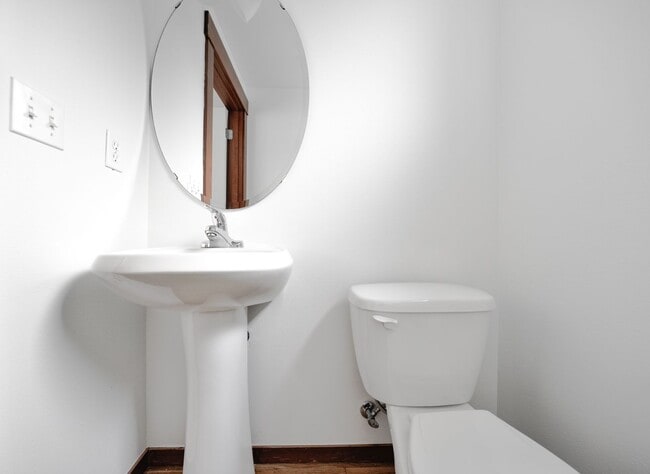 Building Photo - Nice 3 beds / 3.5 baths Townhouse in Green...