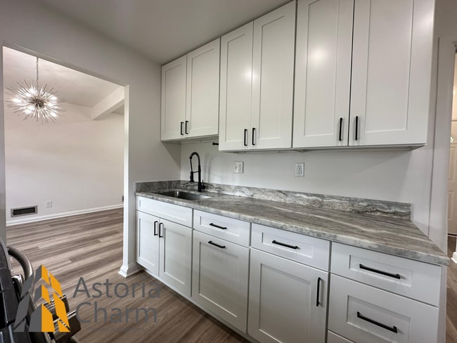Building Photo - Spacious 4 Bedroom + Den Home with Private...