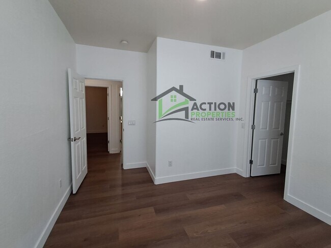 Building Photo - 10001 Woodcreek Oaks Blvd