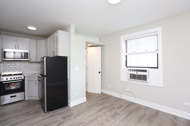 Building Photo - 508 W Belmont Ave