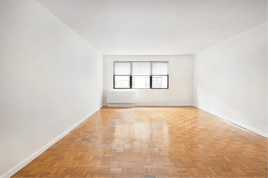 Building Photo - 402 E 90th St