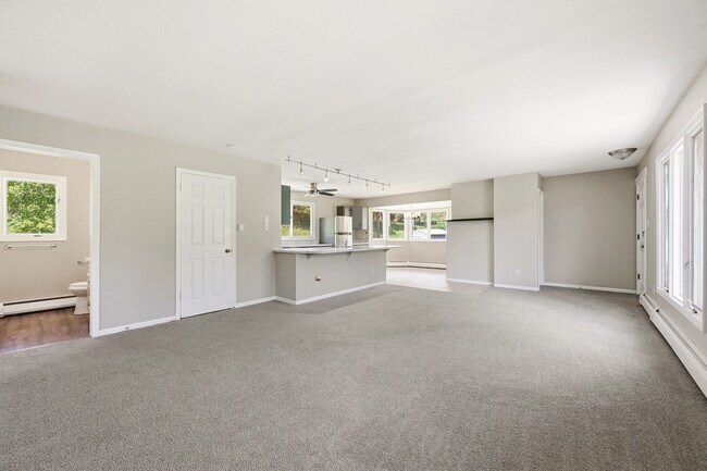 Building Photo - 836 Sleepy Hollow Dr