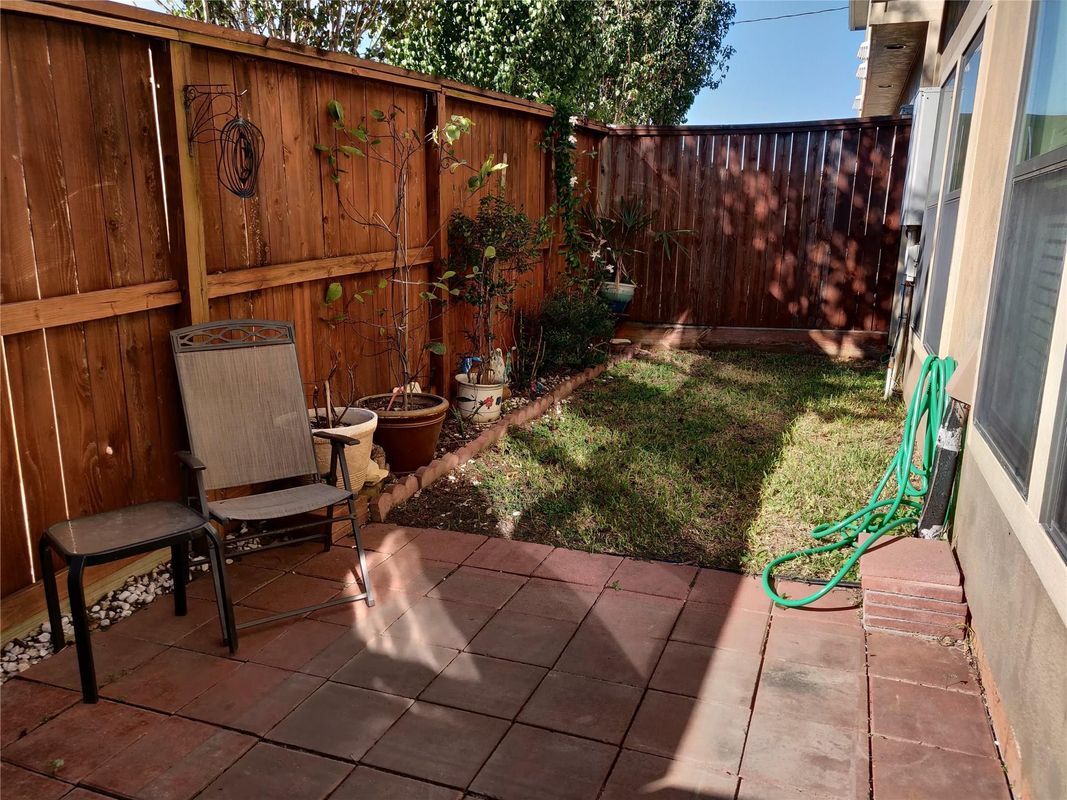 Building Photo - 308 Grove St