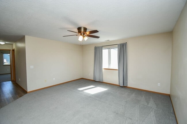 Building Photo - Comfortable 3-Bedroom Condo in Brandon – Available Now!