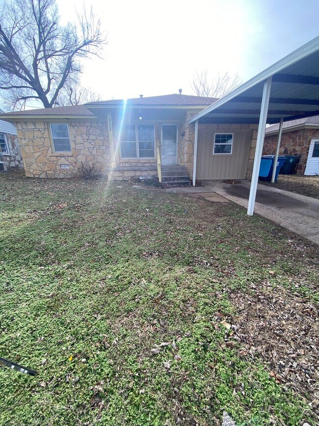 Building Photo - 4 Bedroom House Available now in Midwest City