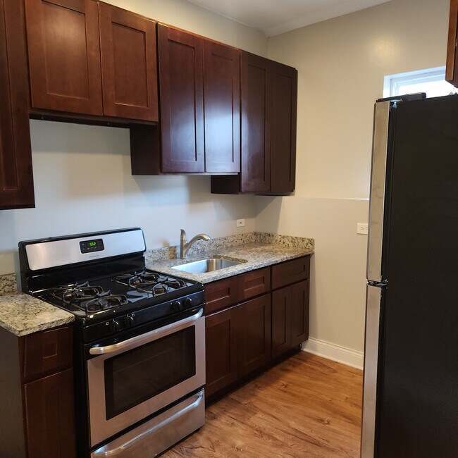 KITCHEN - 4440 W Maypole Ave