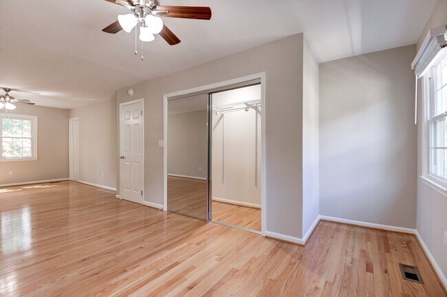 Building Photo - 3 Bedroom 2.5 Bath SFH in Fairfax for Rent!