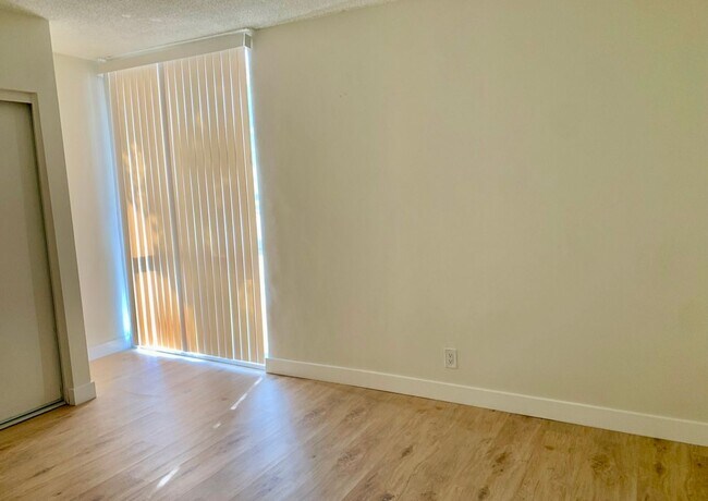 Building Photo - Spacious 3 bedroom unit located in Canoga ...