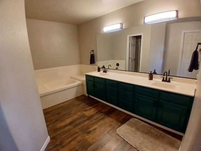 Building Photo - Pool, pickleball, views plus 3 bed 2 bath home.