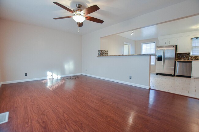 Building Photo - Three Bedroom with Fenced Yard!