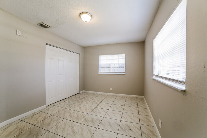 Building Photo - 521 SW 11th Dr