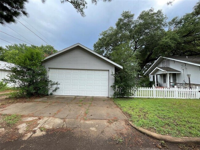 Building Photo - 801 Hudgins St