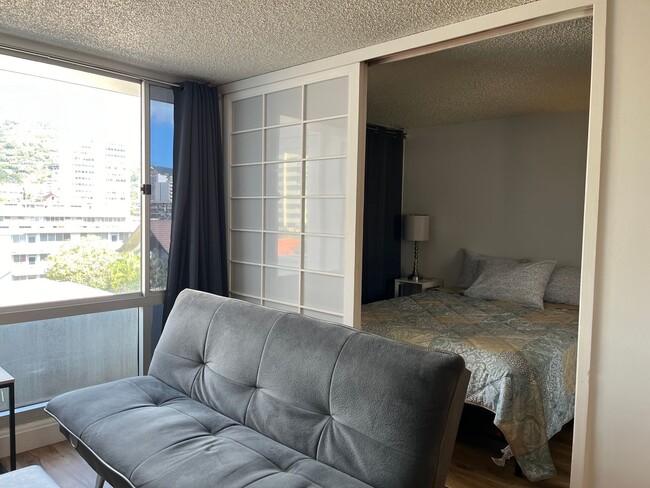 Building Photo - Kewalo Gardens 1 bedroom, 1 bath unit w/ 1...