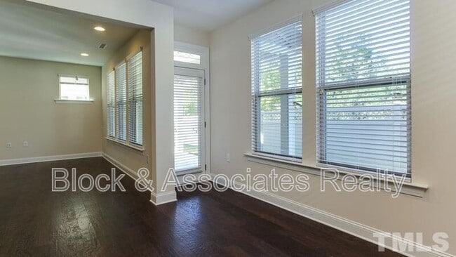 Building Photo - 213 Begen St