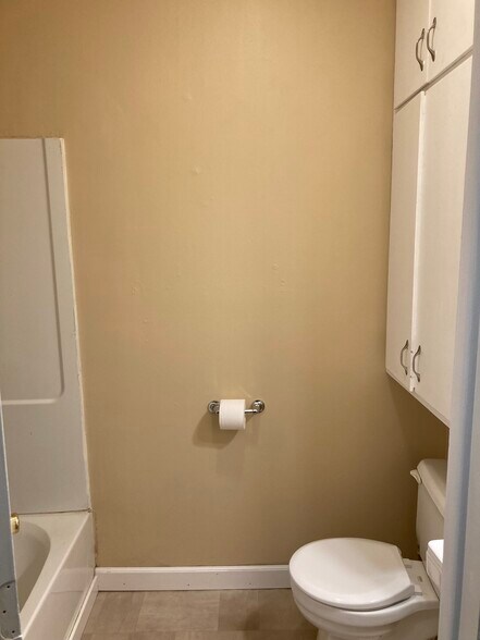 Full Bath - 116 2nd St E